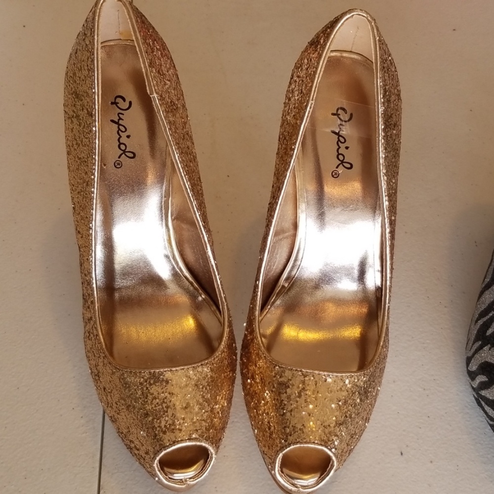 Gold sequin 1" platform, 5 " heel.